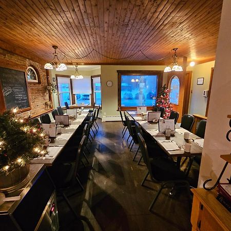 Auberge Les Deux Tours Saguenay Exterior photo