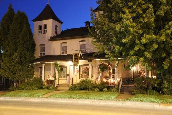 Auberge Les Deux Tours Saguenay Exterior photo