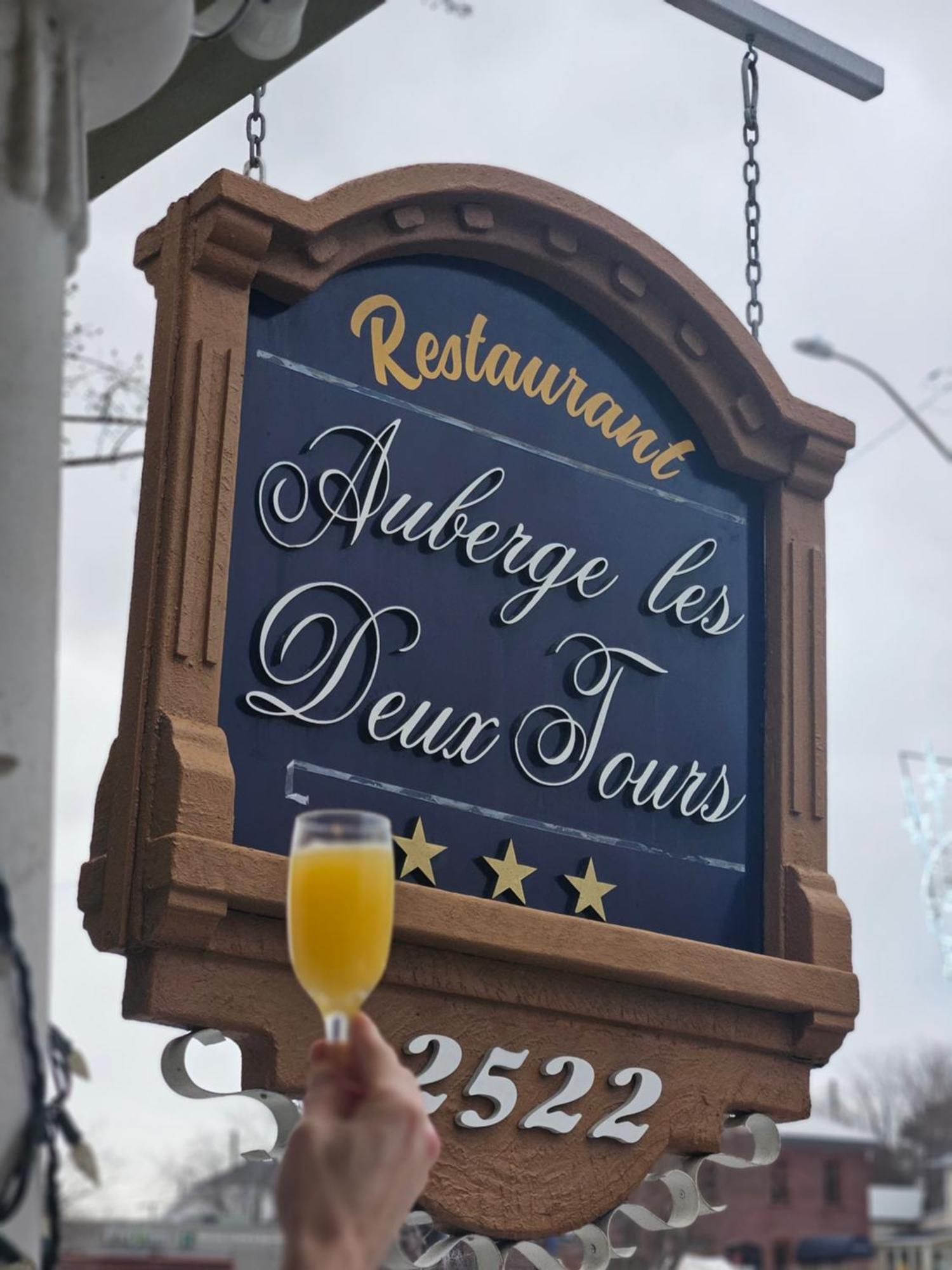 Auberge Les Deux Tours Saguenay Exterior photo