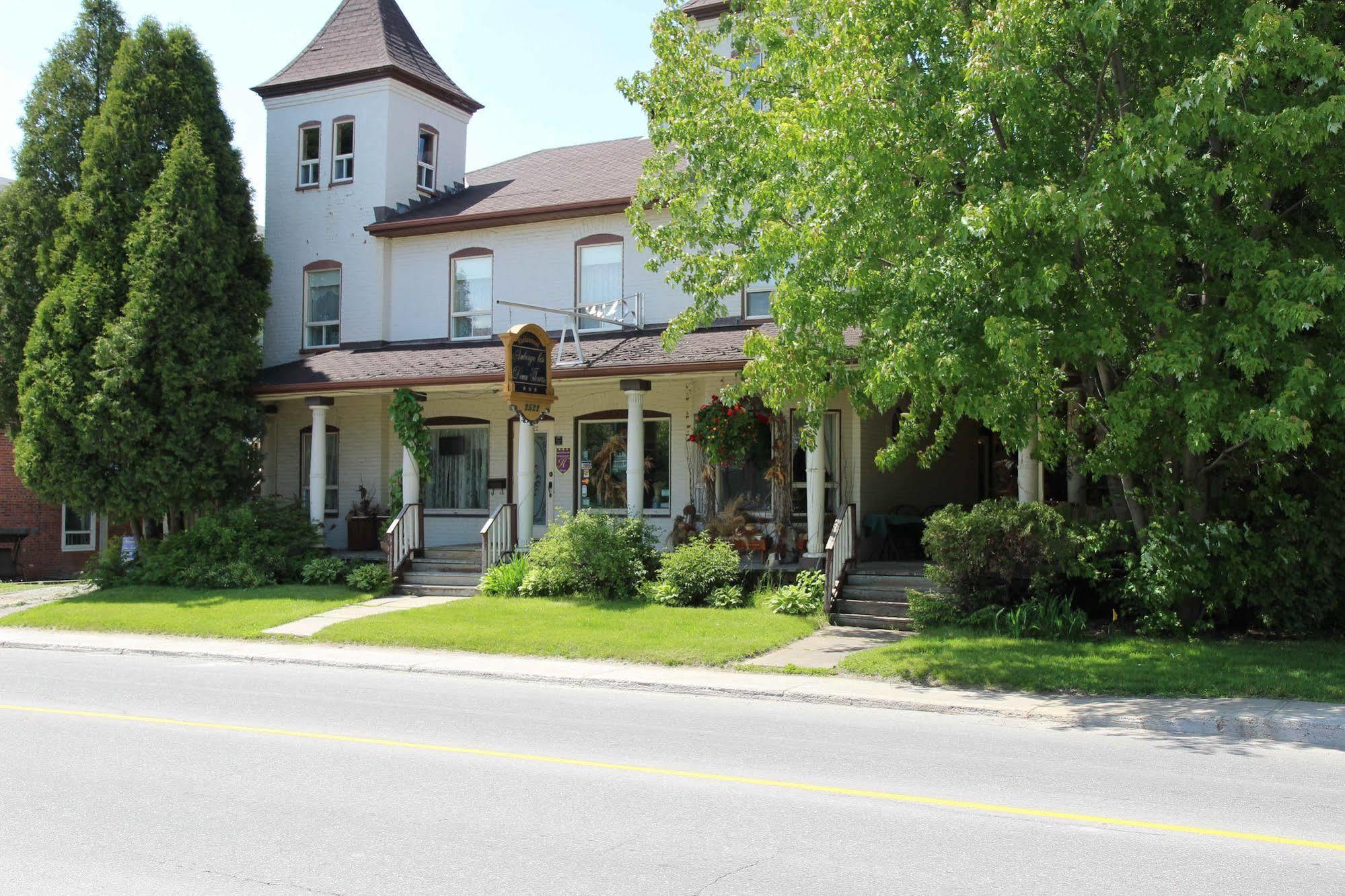 Auberge Les Deux Tours Saguenay Exterior photo