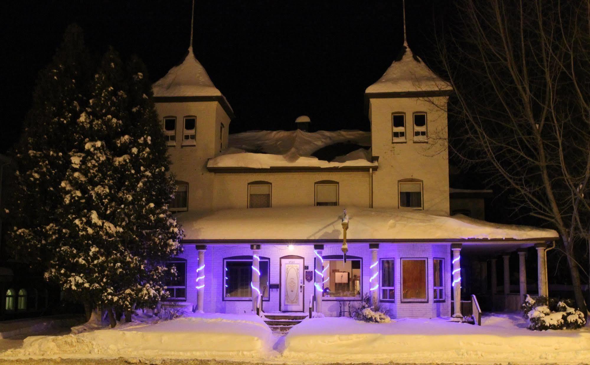 Auberge Les Deux Tours Saguenay Exterior photo